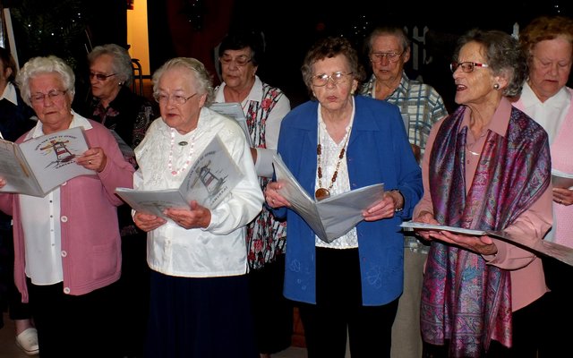 ‘n Groep HaS inwoners het die gaste met pragtige sang vermaak